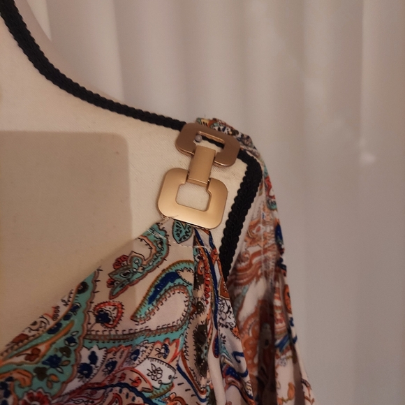 NWOT Cold Shoulder style top - Picture 3 of 6